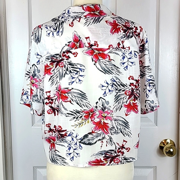 April Kiss Cropped Tie Front Blouse - Picture 5 of 10